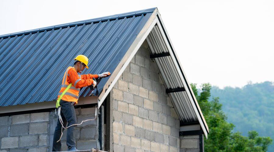 Expert Emergency Roof Repairs services in Manitou, OK